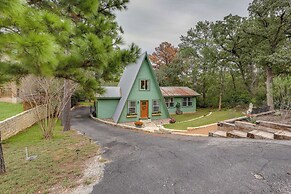 A-frame Cottage w/ Deck ~ 5 Mi to Lake Bastrop!