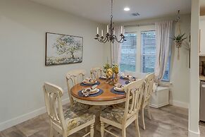 A-frame Cottage w/ Deck ~ 5 Mi to Lake Bastrop!