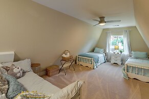 A-frame Cottage w/ Deck ~ 5 Mi to Lake Bastrop!