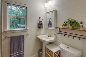 A-frame Cottage w/ Deck ~ 5 Mi to Lake Bastrop!