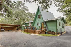 A-frame Cottage w/ Deck ~ 5 Mi to Lake Bastrop!