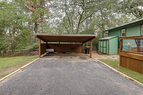 A-frame Cottage w/ Deck ~ 5 Mi to Lake Bastrop!