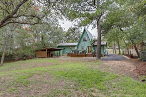 A-frame Cottage w/ Deck ~ 5 Mi to Lake Bastrop!
