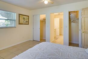 Pet-friendly Englewood Home - 4 Mi to Beach!
