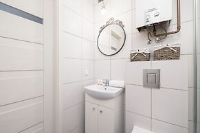 Cozy Apartment Aleja Kijowska by Renters