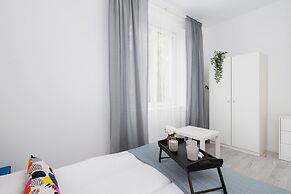 Cozy Apartment Aleja Kijowska by Renters