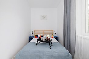 Cozy Apartment Aleja Kijowska by Renters