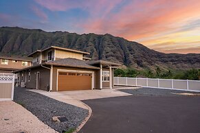 Makaha Villa by Avantstay Mountain + Ocean Views