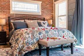 Romantic Cabin Retreat By Ghosal Luxury Lodging