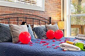 Romantic Cabin Retreat By Ghosal Luxury Lodging