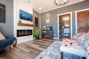 Romantic Cabin Retreat By Ghosal Luxury Lodging