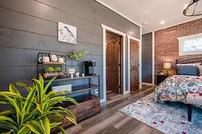 Romantic Cabin Retreat By Ghosal Luxury Lodging