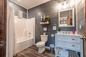 Romantic Cabin Retreat By Ghosal Luxury Lodging