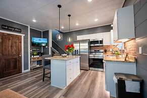 Romantic Cabin Retreat By Ghosal Luxury Lodging