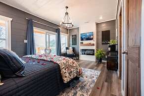 Romantic Cabin Retreat By Ghosal Luxury Lodging