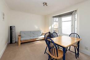 Spacious 1BD Flat w/ Garden - Hammersmith!