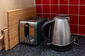 Spacious 1BD Flat w/ Garden - Hammersmith!