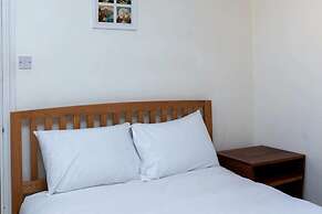 Spacious 1BD Flat w/ Garden - Hammersmith!