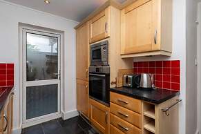 Spacious 1BD Flat w/ Garden - Hammersmith!