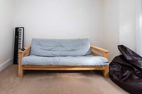 Spacious 1BD Flat w/ Garden - Hammersmith!