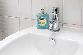 Spacious 1BD Flat w/ Garden - Hammersmith!