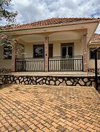 Inviting 3-bed House in Akright City Jennifers