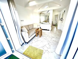Stunning 1-bed Studio in Greenford