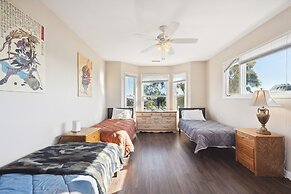 Coastal Haven In Oceanside: Cozy Beach Getaway 3 Bedroom Home by RedAw