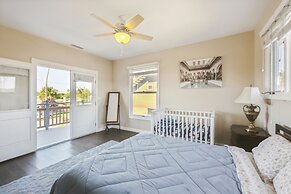 Coastal Haven In Oceanside: Cozy Beach Getaway 3 Bedroom Home by RedAw