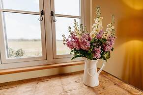 Impeccable 2-bed Cottage Near Woodbridge