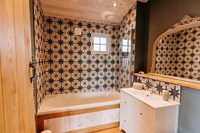 Impeccable 2-bed Cottage Near Woodbridge