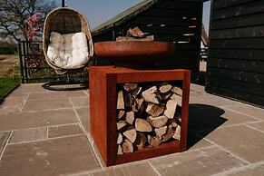 Impeccable 2-bed Cottage Near Woodbridge