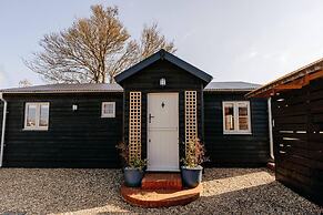 Impeccable 2-bed Cottage Near Woodbridge