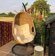 Impeccable 2-bed Cottage Near Woodbridge