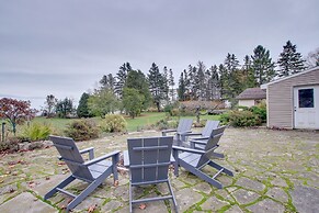 Lakefront Algoma Home w/ Deck, Grill & Fireplace