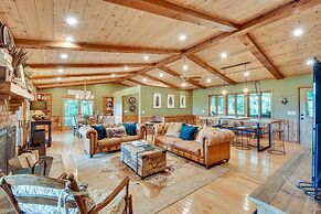 Highlands Haven: Fireplace, Deck & Mountain Views!