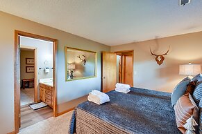 Highlands Haven: Fireplace, Deck & Mountain Views!