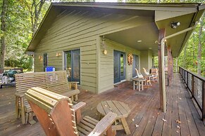 Highlands Haven: Fireplace, Deck & Mountain Views!
