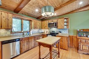 Highlands Haven: Fireplace, Deck & Mountain Views!