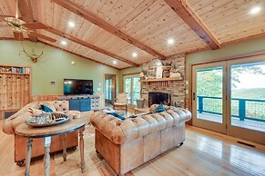 Highlands Haven: Fireplace, Deck & Mountain Views!