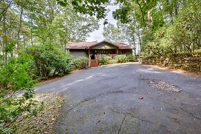 Highlands Haven: Fireplace, Deck & Mountain Views!