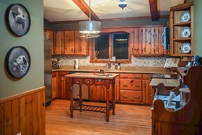 Highlands Haven: Fireplace, Deck & Mountain Views!