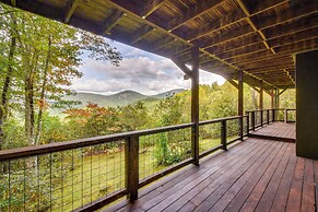 Highlands Haven: Fireplace, Deck & Mountain Views!
