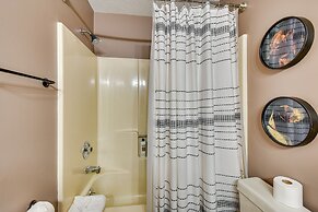 Highlands Haven: Fireplace, Deck & Mountain Views!