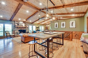 Highlands Haven: Fireplace, Deck & Mountain Views!