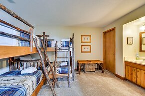 Highlands Haven: Fireplace, Deck & Mountain Views!