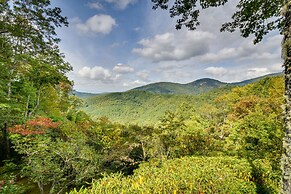Highlands Haven: Fireplace, Deck & Mountain Views!