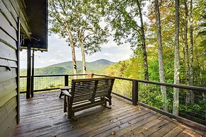 Highlands Haven: Fireplace, Deck & Mountain Views!