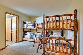 Highlands Haven: Fireplace, Deck & Mountain Views!