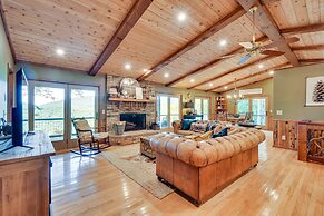 Highlands Haven: Fireplace, Deck & Mountain Views!